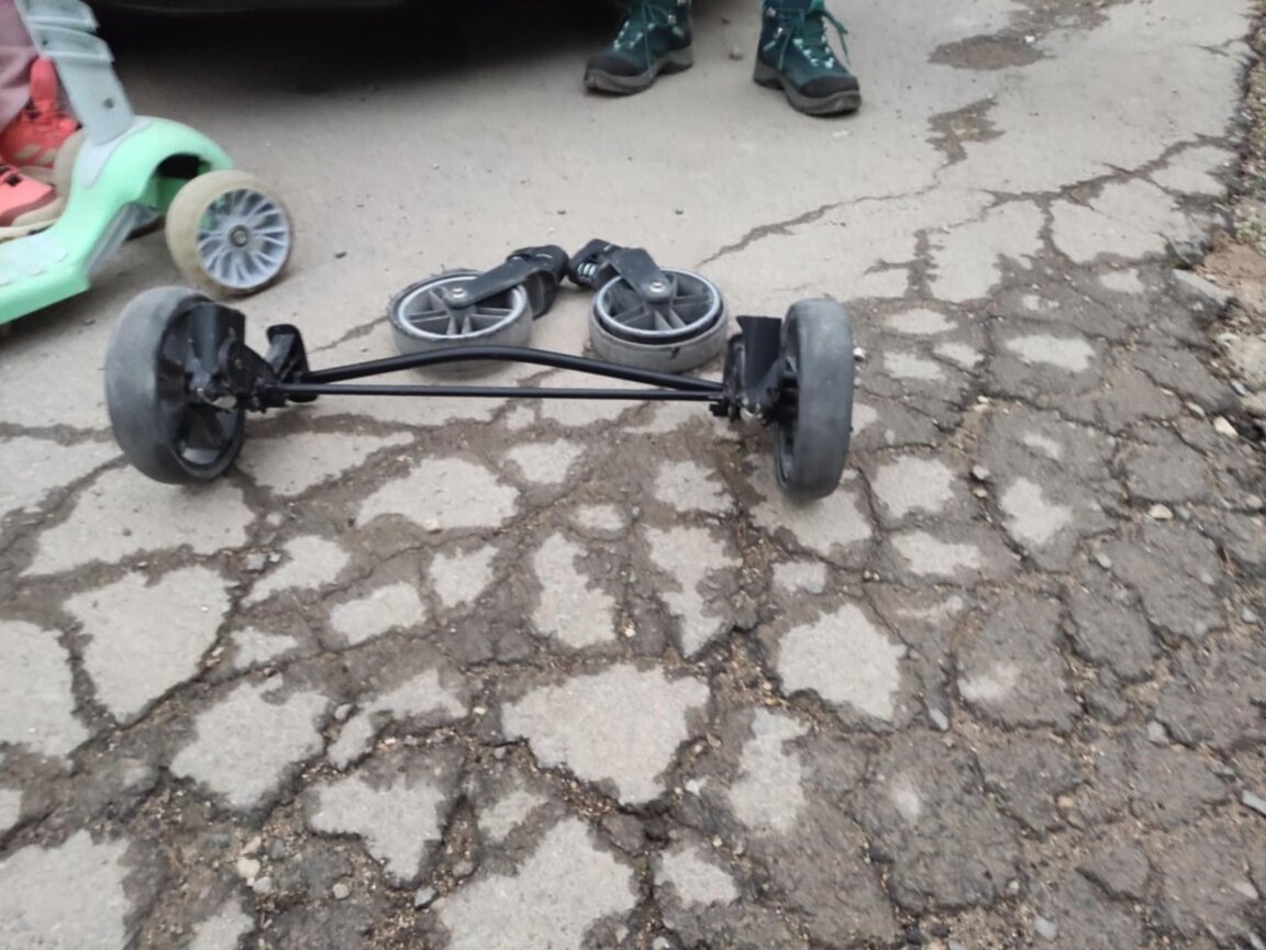 Лошото състояние на улица във "Виница" редовно чупи колелцата на детски колички