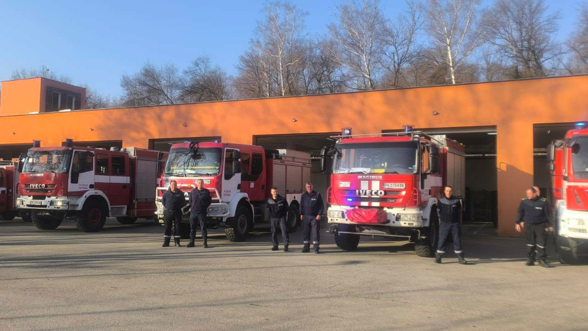 Полицаи и пожарникари от Пернишко почетоха паметта на загиналите си колеги