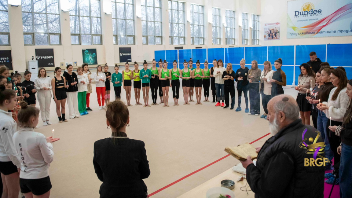 Отец Янко отслужи молебен за здраве в залата.