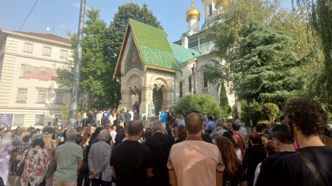 Протест пред Руската църква