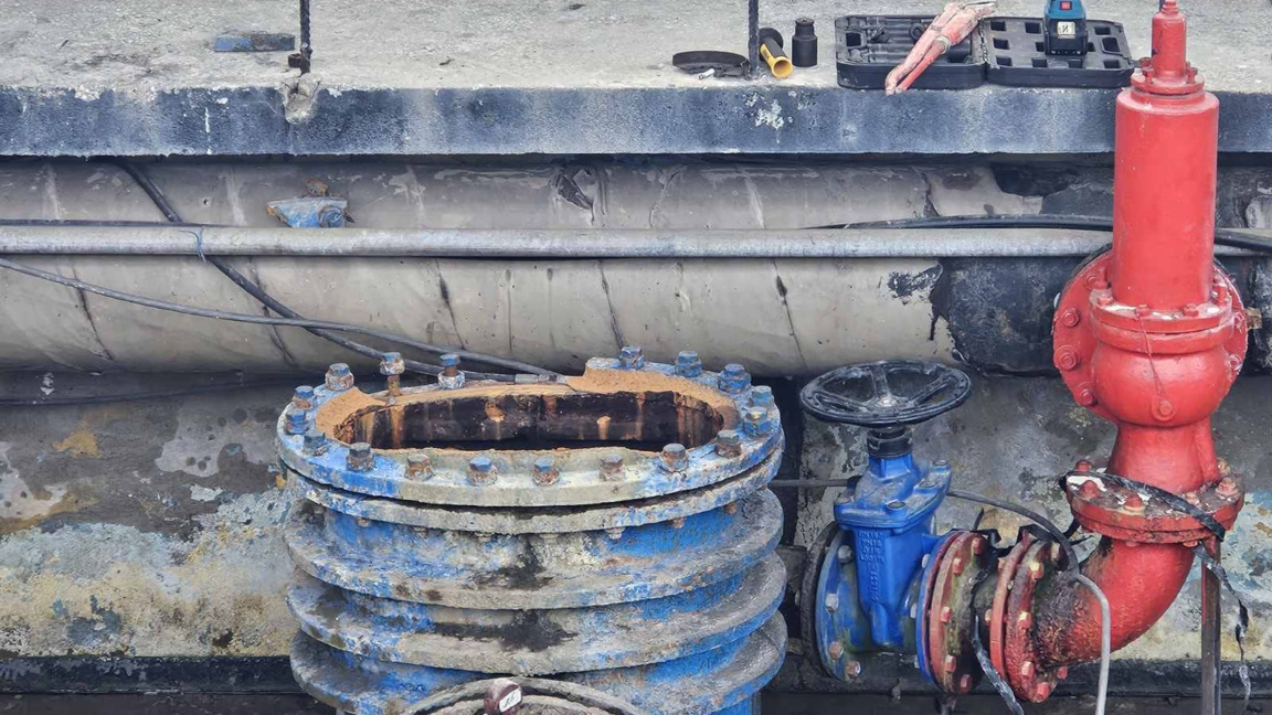 Монтират електромоторите в помпената станция в Шумен