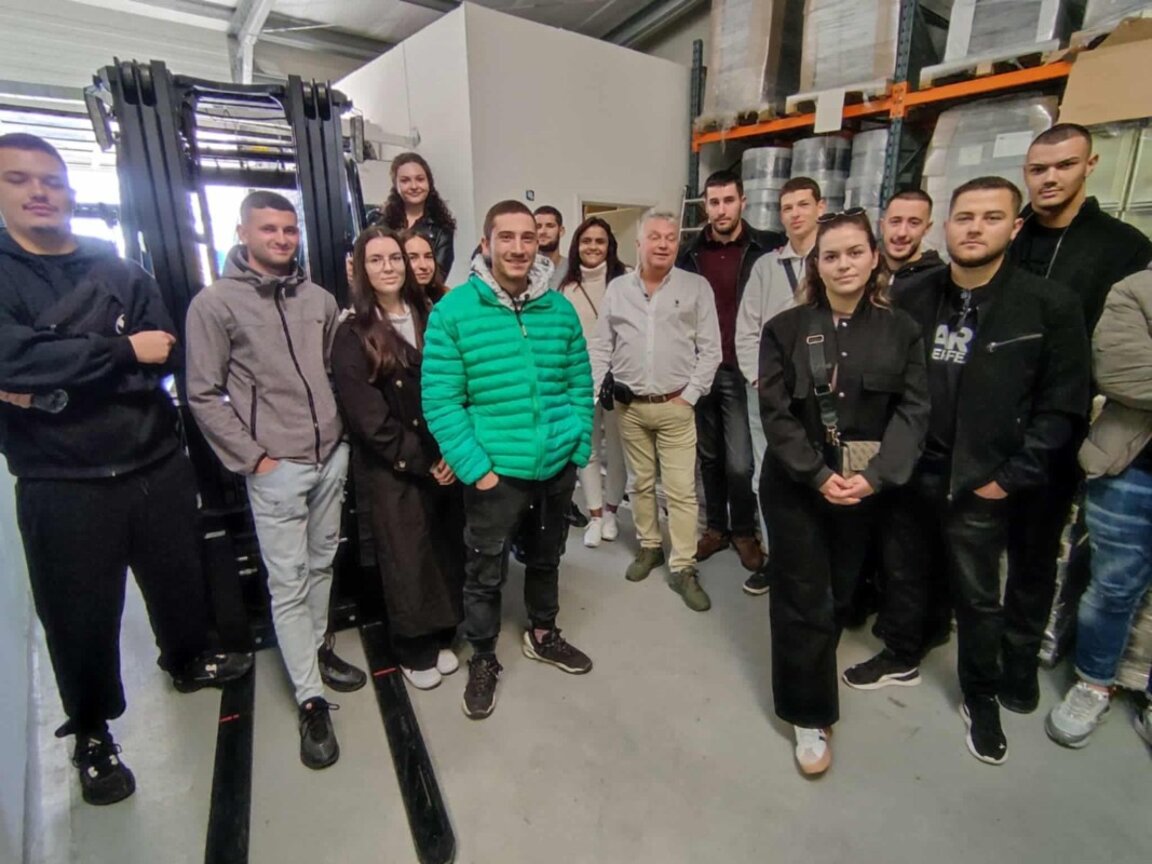 Студенти по "Аграрен бизнес" в ИУ-Варна посетиха фабрика за преработка на мед в с. Куманово