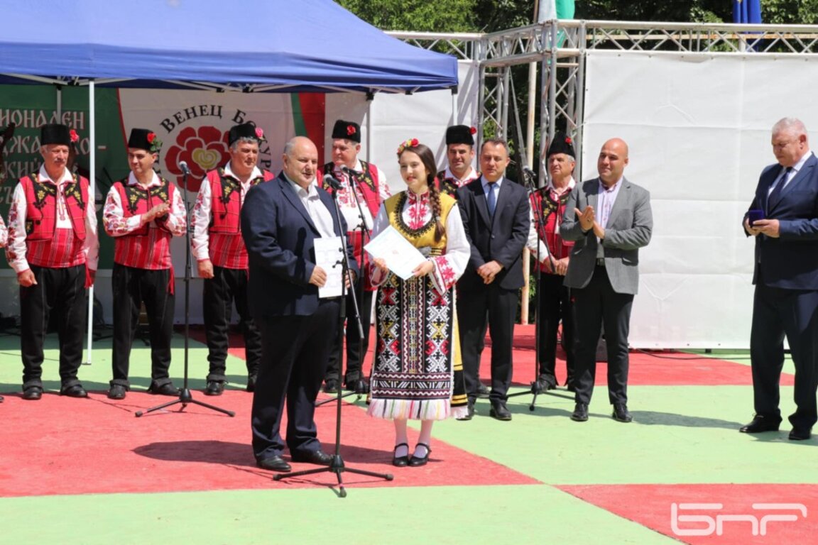 Ученичка от Варна е големият победител от 33-ия Национален събор „Фолклорен венец Божура“ (ВИДЕО)