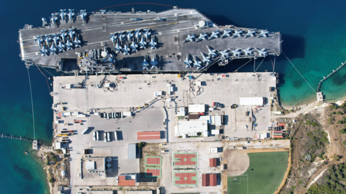 US самолетоносачът "Джордж Х. У. Буш" в залива Суда, остров Крит, 9 октомври 2022 г.