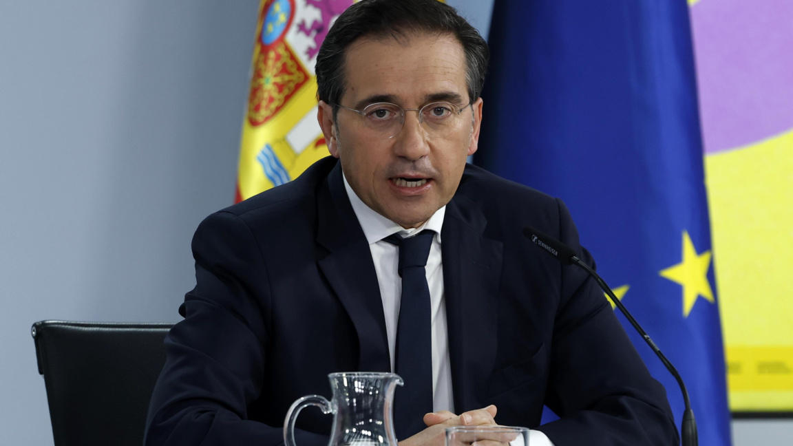 Испанският министър на външните работи, Европейския съюз и сътрудничеството Хосе Мануел Албарес говори на пресконференция след седмичното заседание на кабинета в Мадрид, 3 март 2026 г.