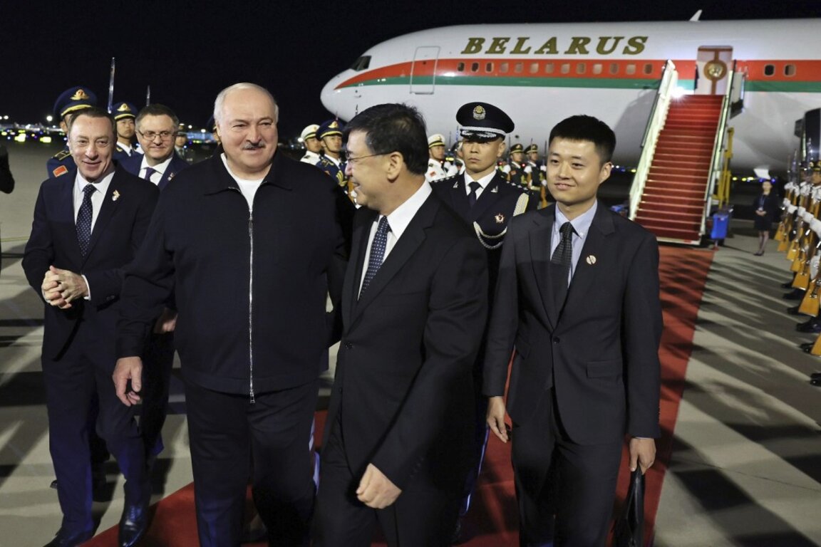 Александър Лукашенко (вторият от ляво) при пристигането си в Пекин, 3 юни 2025 г.