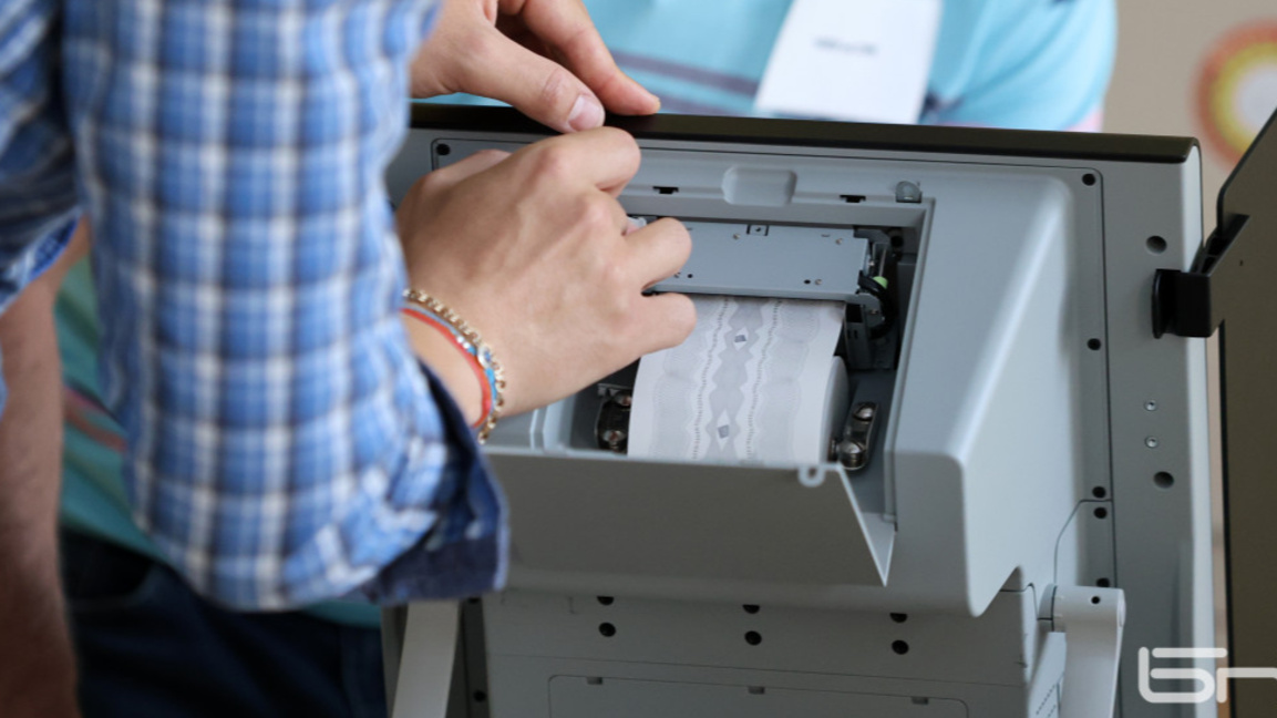 Отстраняване на проблем в машина за гласуване.