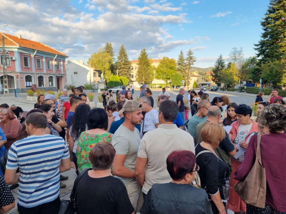 Жители на Брезник протестираха срещу безводието