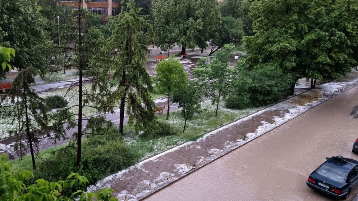 Orta ve Doğu Bulgaristan’ı dolu ve fırtına vurdu