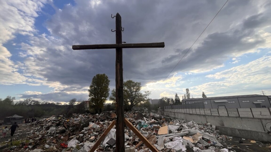 Божият кръст беше издигнат в разрушеното гето в "Захарна фабрика"