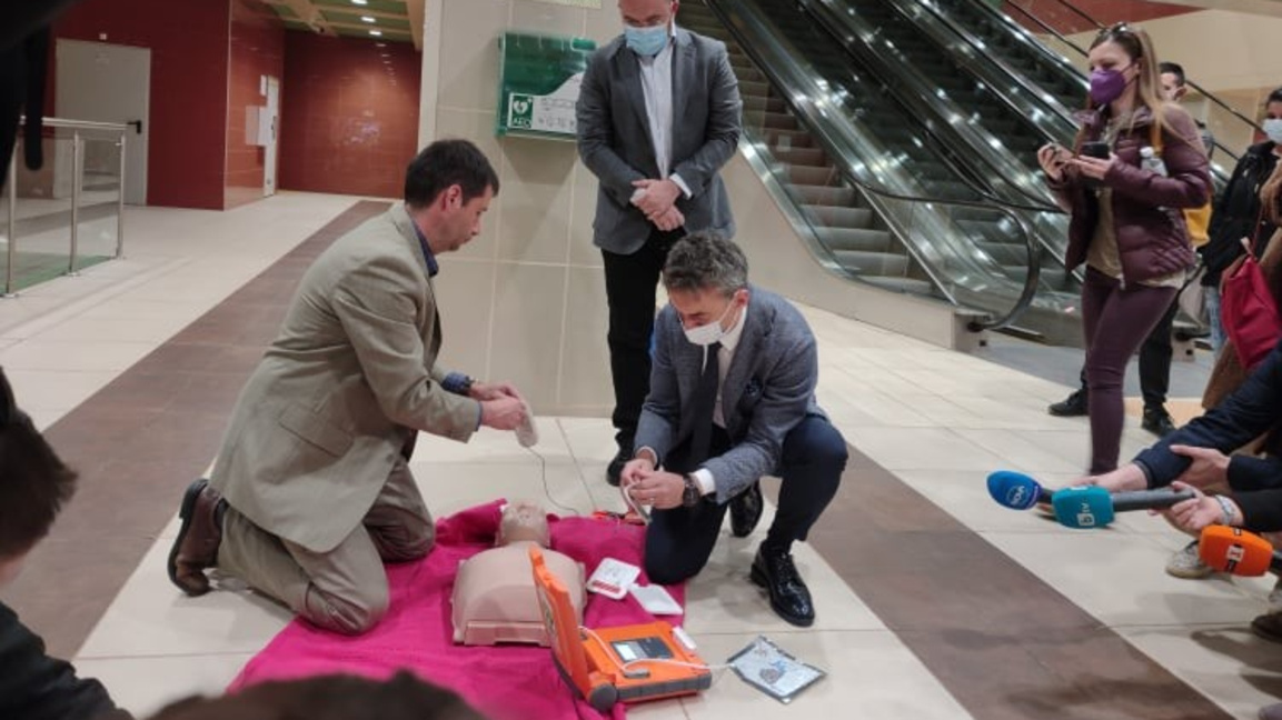 Демонстрираха как работят дефибрилатори в Софийското метро. С тях и немедици може да спасяват пътници със сърдечен арест