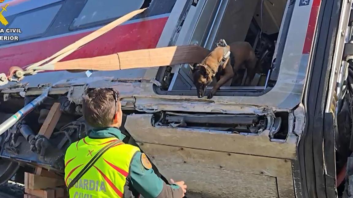 Спасители претърсват останките от влака,който беше ударен при катастрофата в Испания на 18.01.2026 г.