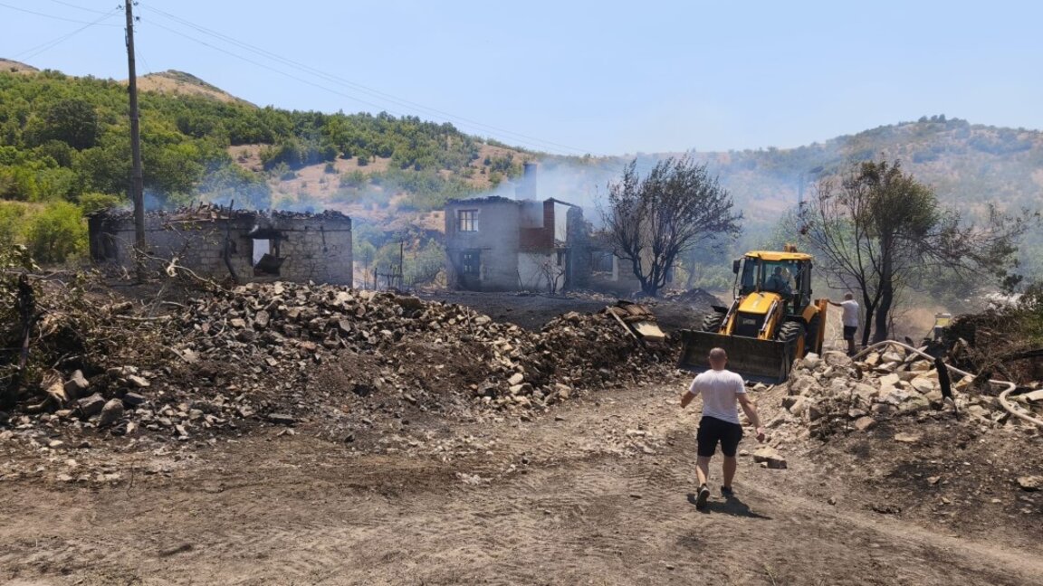 Пожар унищожи две къщи в момчилградското село Соколино