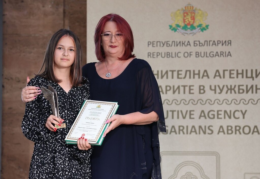 Drejtoresha ekzekutive e Agjencisë për Bullgarët Jashtë Shtetit Rajna Manxhukova dhe Ekaterina Barkova (majtas).