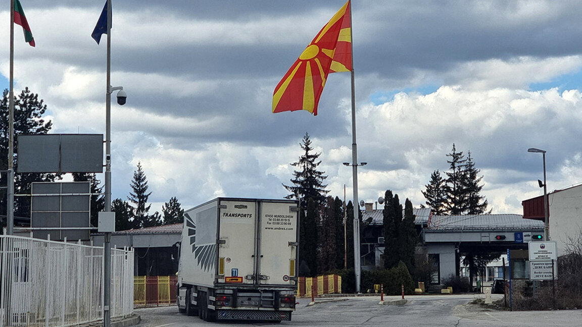 Македонските власти спират на "Деве баир" гражданите със стари шофьорски книжки