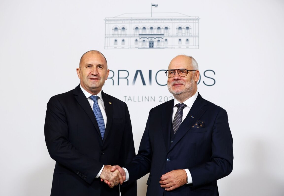 Президентът на Естония Алар Карис (вдясно) посреща президента на България Румен Радев преди началото на 20-ата неформална среща на държавните ръководители от групата "Арайолуш“ в Талин, Естония