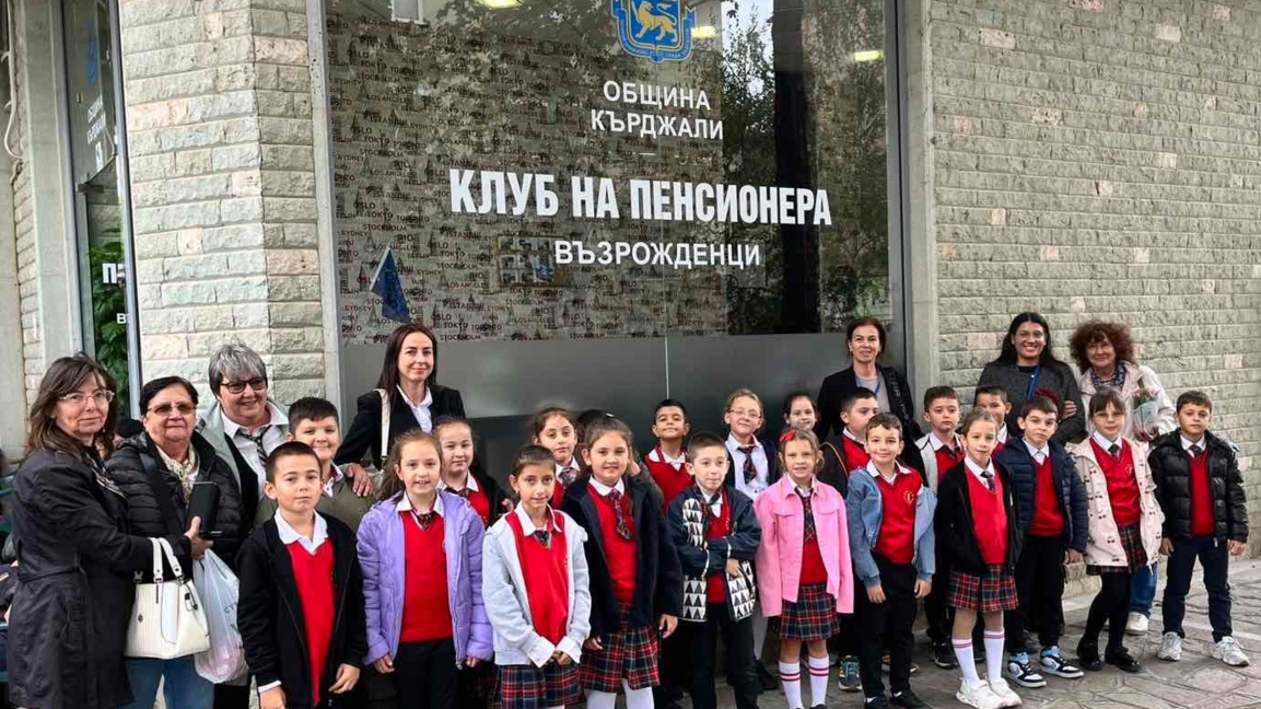 Малките славейковци с музикален поздрав за Международния ден на възрастните хора