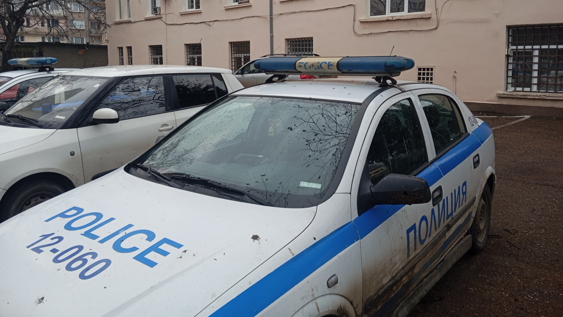 Заловиха младеж, счупил стъкло на кола и задигнал 1600 лева и 500 евро