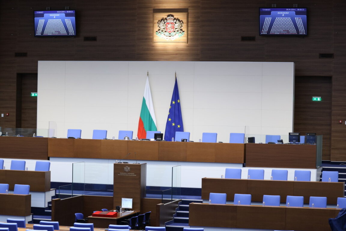 Новите депутати се заклеват във всичките си действия да се ръководят от интересите на народа