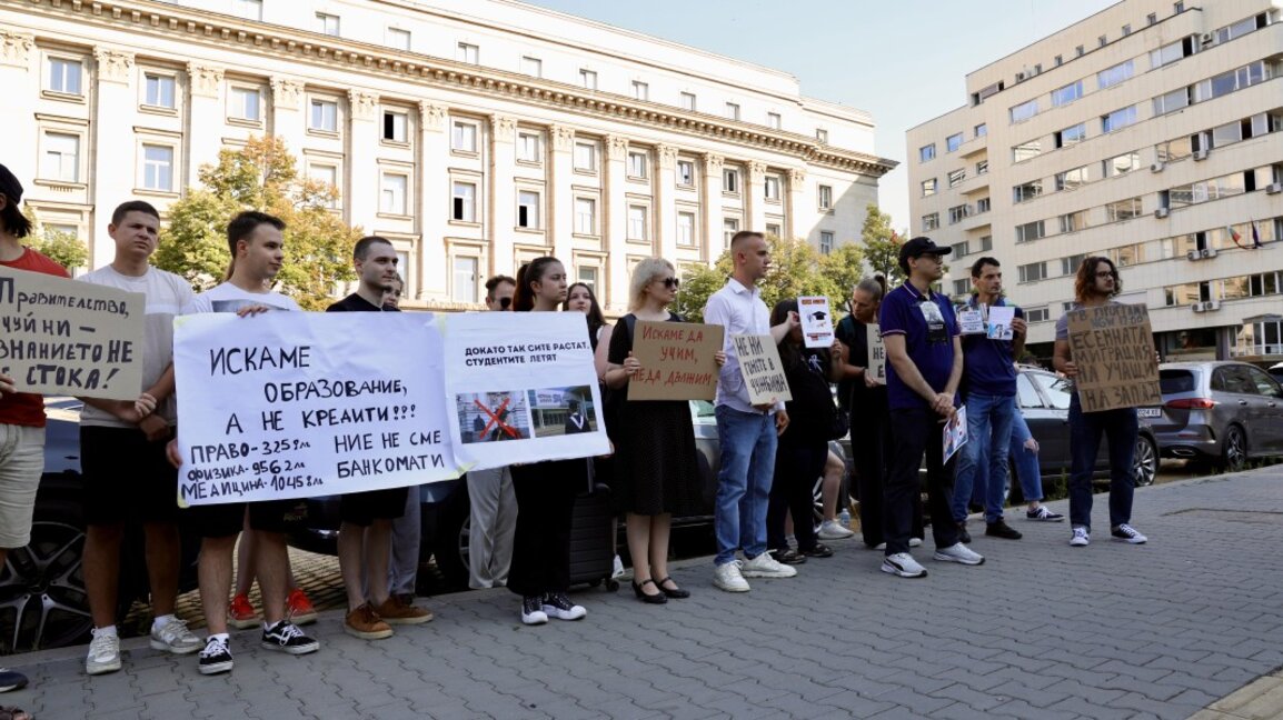 Студенти на протест пред НС преди гласуването на промените в Закона за висшето образование