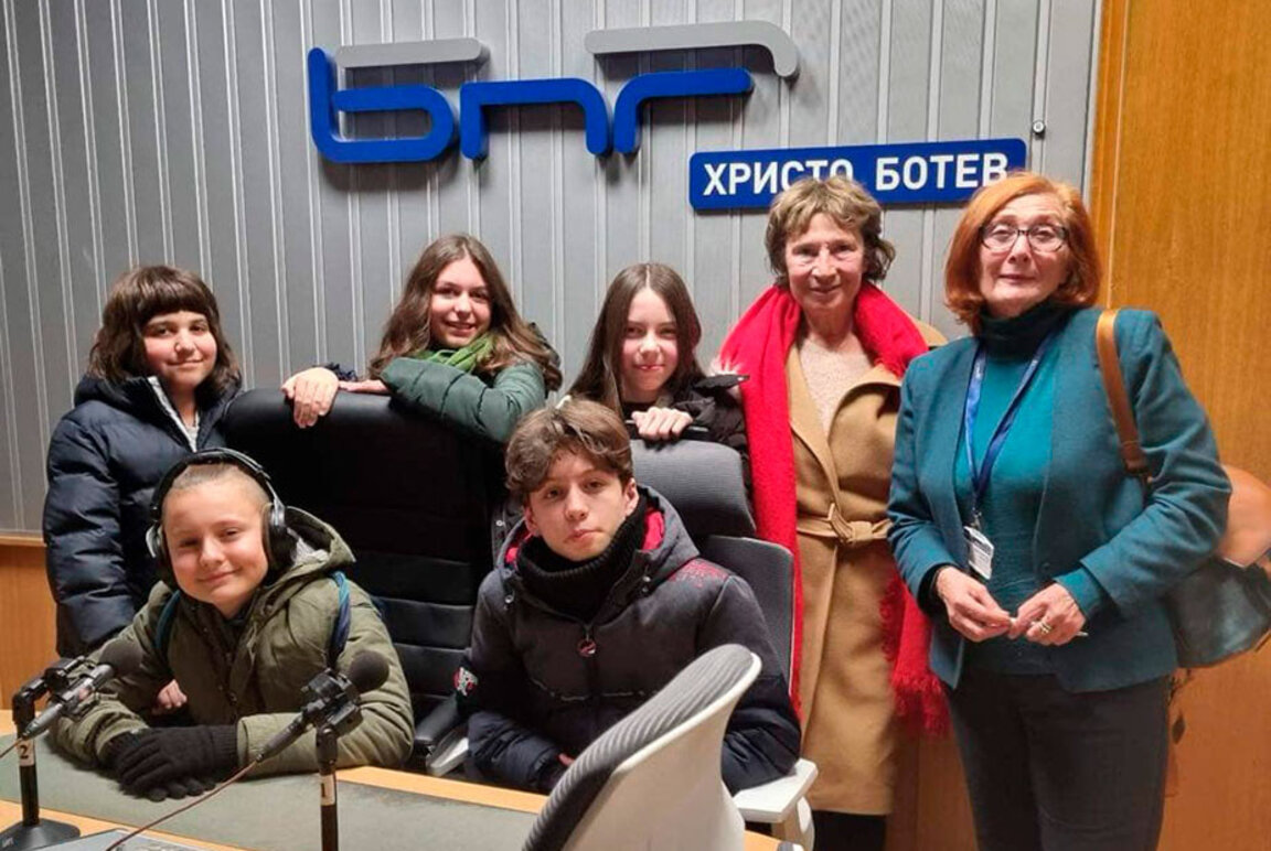Ученици от клуб „Млад откривател“, д-р Лилия Старева и Цвета Николова