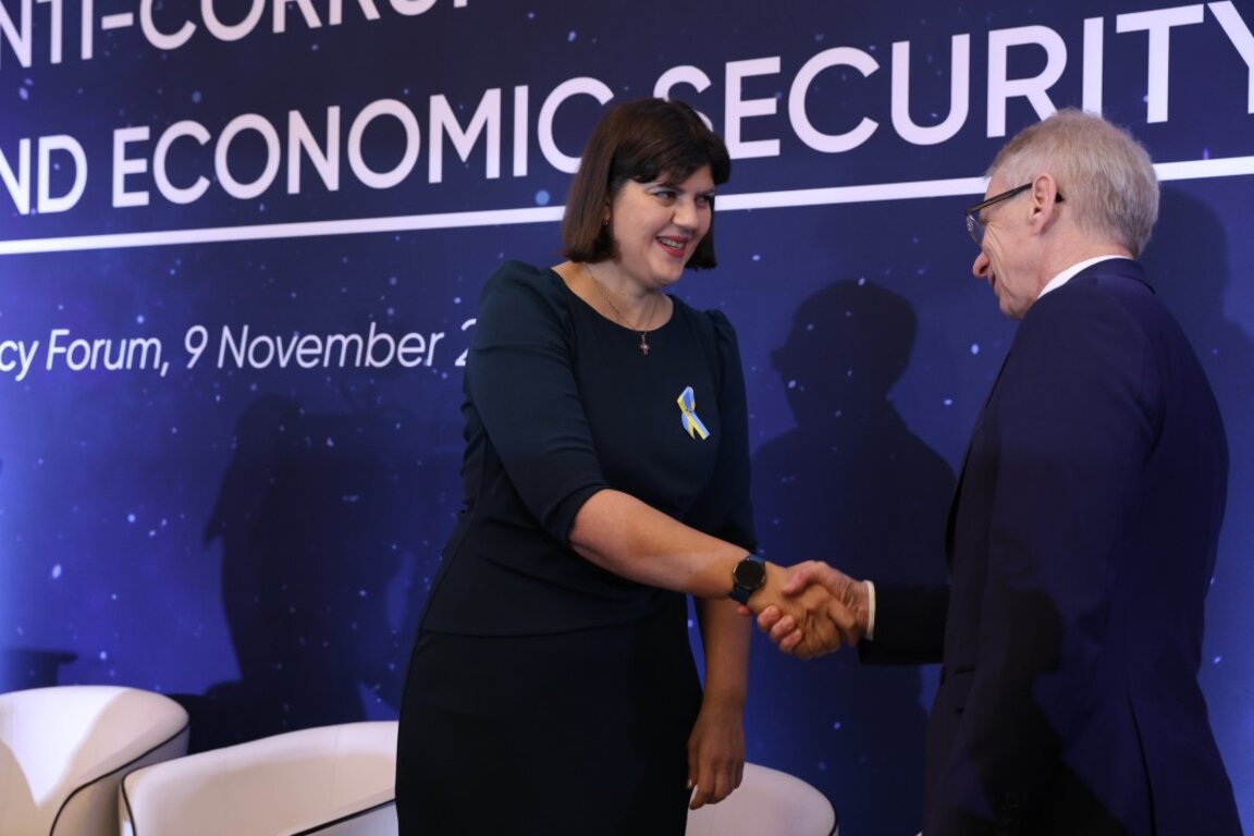 Европейският главен прокурор Лаура Кьовеши и премиерът Николай Денков на форум "Антикорупция, демократична устойчивост и икономическа сигурност" в София, 9 ноември 2023 г.