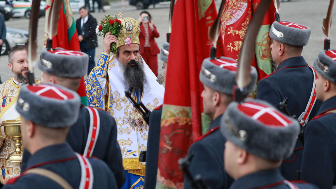 Негово светейшество българският патриарх Даниил благославя бойните знамена, 6 януари 2026 г., Богоявление, на площад "Св. Александър Невски" в София.