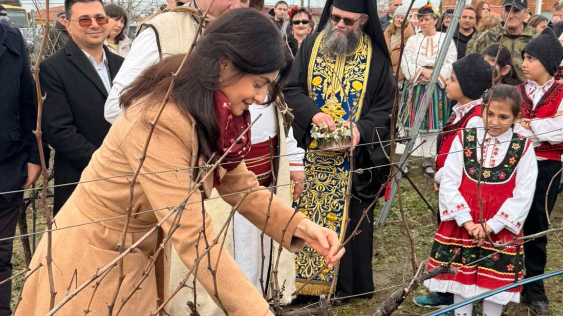 Областният управител участва в ритуалното зарязване на лозята в община Ново село