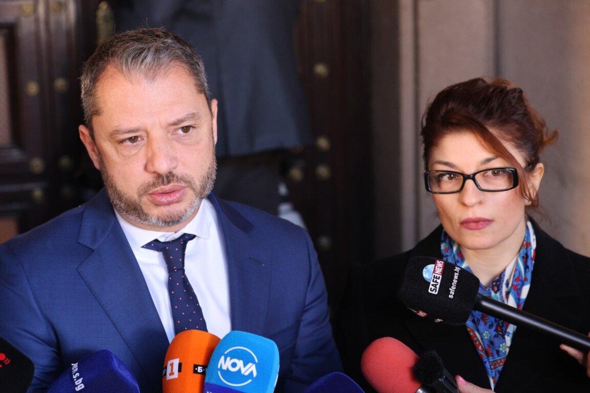 Десислава Атанасова: Още вчера "Лукойл" е можел да премине към неруски петрол