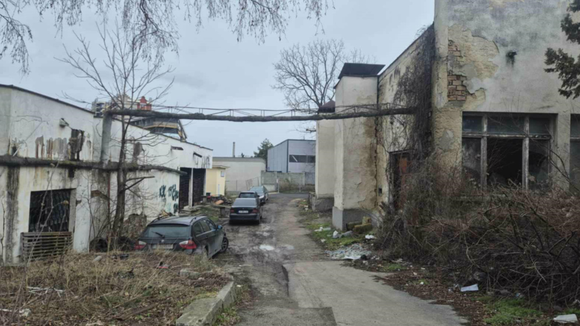 Родители с ултиматум за отпускане на 40 000 евро за двора на ОУ "Иван Вазов"