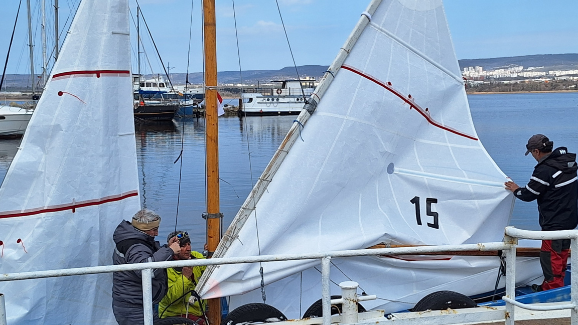 Във Варна започна първенството на ЯЛ-6   