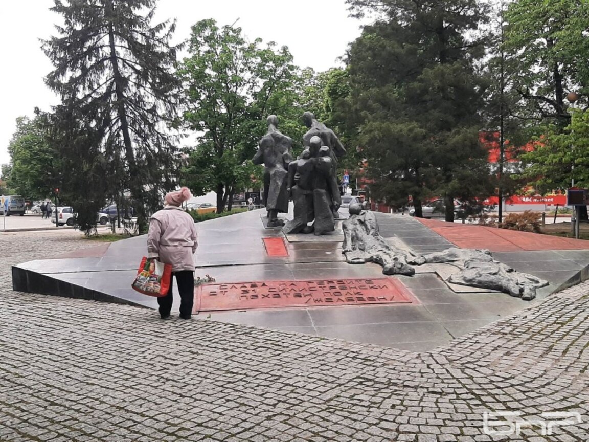 Ремонтират военни паметници