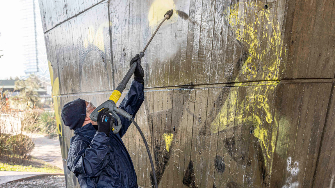 СО започна почистване на надраскани обществени пространства