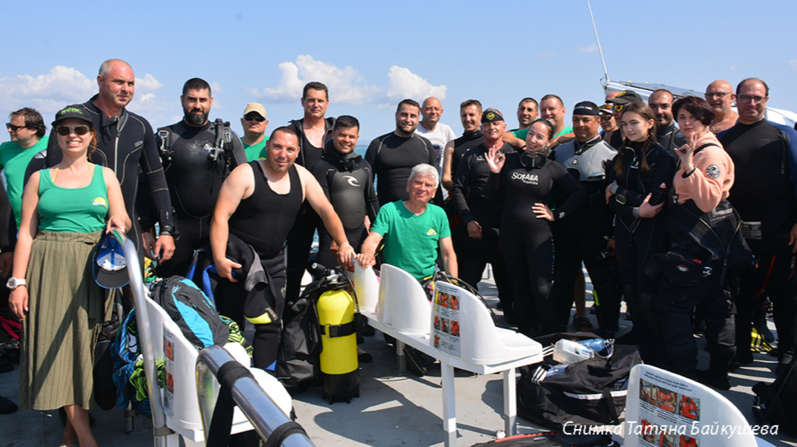 Водолази почистват морското дъно край остров Света Анастасия