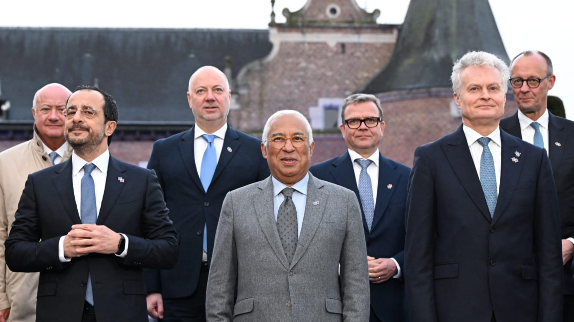 министър-председателят в оставка Росен Желязков (трети от ляво надясно) позира за обща снимка с европейски лидери на неформална среща на Европейския съвет - Белгия, Алден Бизен,12 февруари 2026 г.