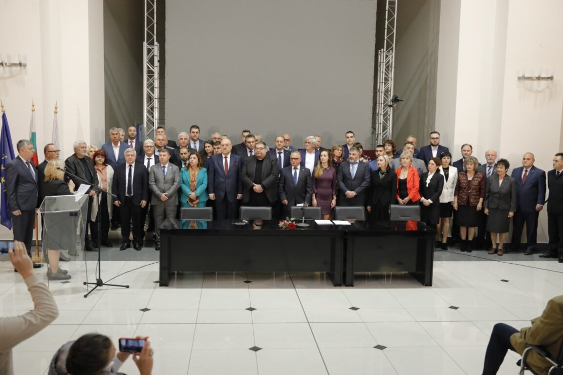 Новоизбраният кмет Пенчо Милков и общинските съвет на Русе положиха клетва на тържествена сесия в зала "Европа" в Доходното здание в дунавския град - 13 ноември 2023 г.