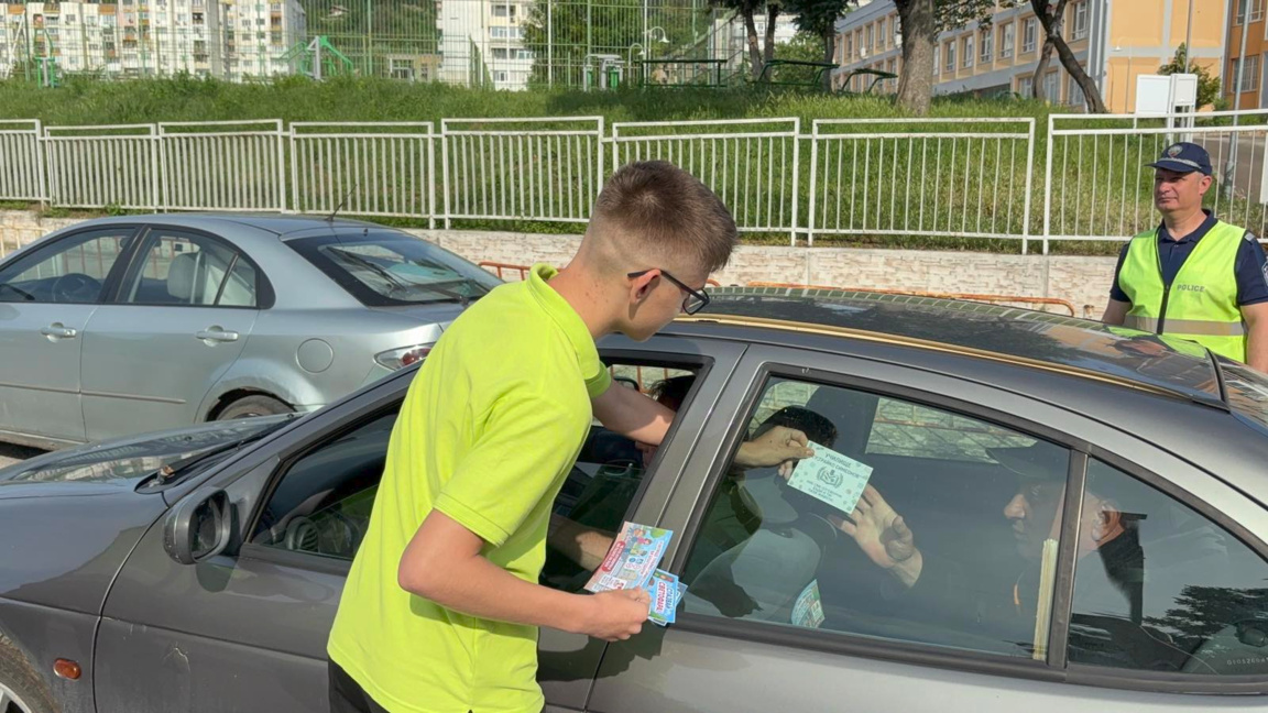 Деца с послания на пътя