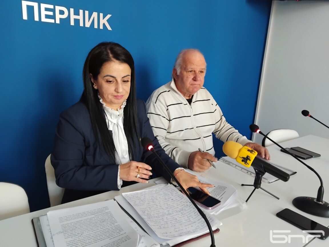 Адвокат Райна Аврамова /вляво/ и Валентин Пешев, чиито внук е потърпеш от  споделеното родителство