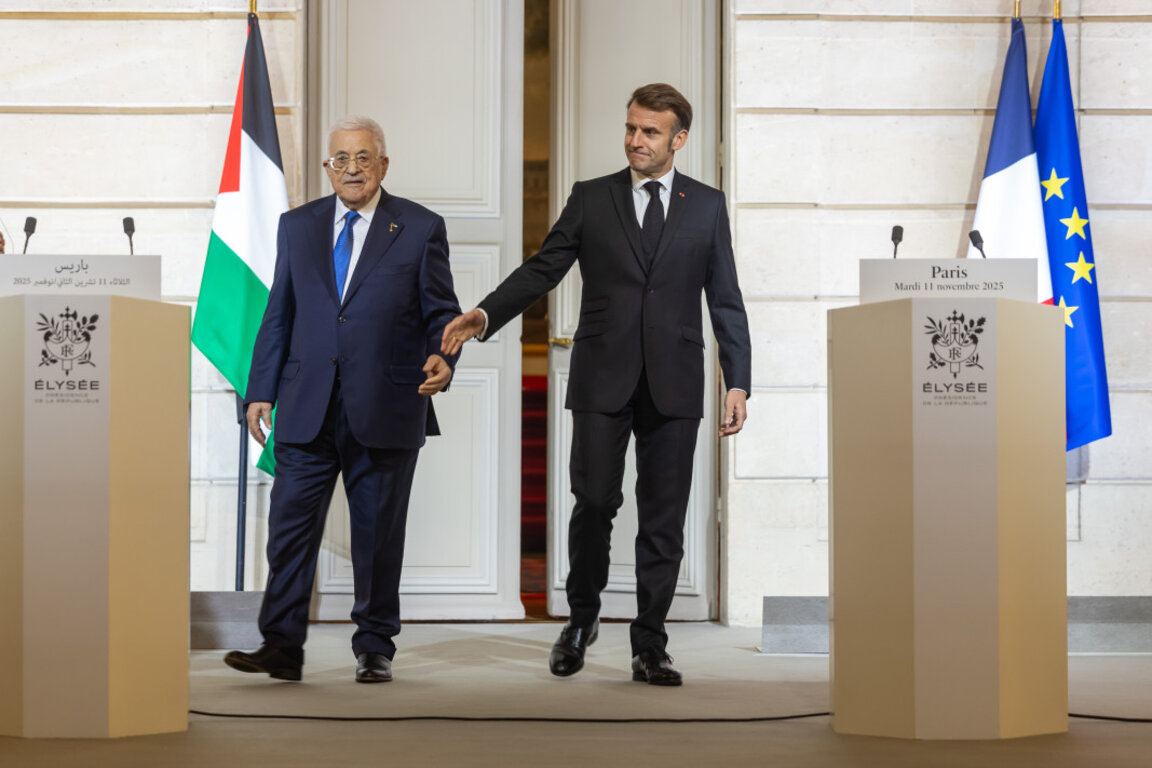 Френският президент Еманюел Макрон (вдясно) и палестинският президент Махмуд Абас по време на срещата им в Париж, 11 ноември 2025 г.