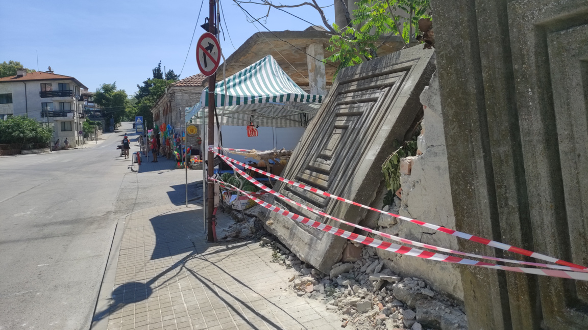 Опасно ограждение в Балчик продължава да застрашава преминаващите
