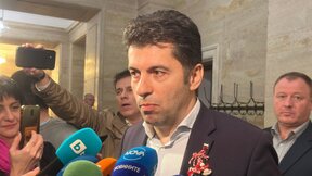 Петков критикува Борисов, че "хем делегира, хем преговаря пред камерите"