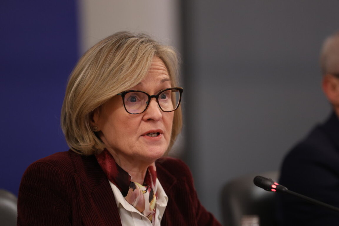 Европейският комисар по финансова стабилност, финансови услуги и съюз на капиталовите пазари Марейд Макгинес на пресконференция в МС - 4 декември 2023 г.