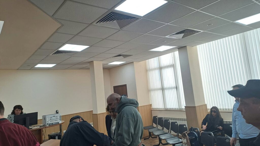 Славчо Мегеров влезе в съда окован и остана безмълвен