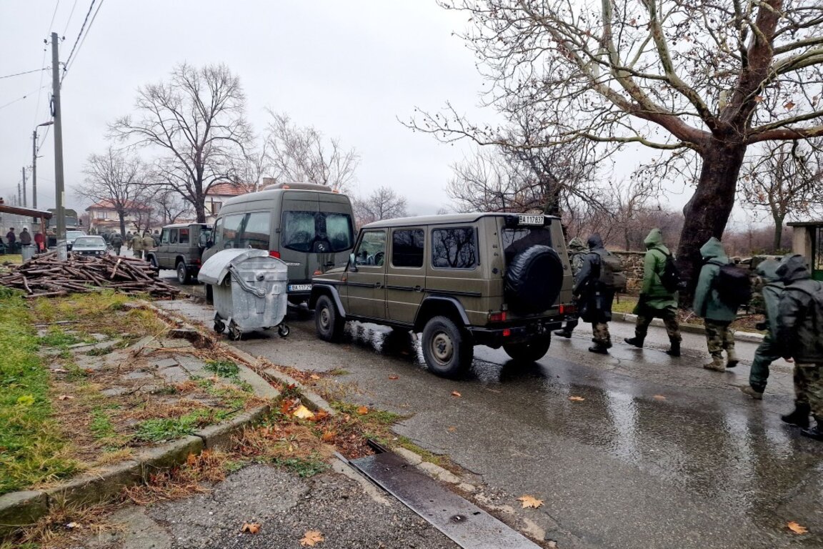Екипи търсиха изчезналия Ники край язовир Жребчево