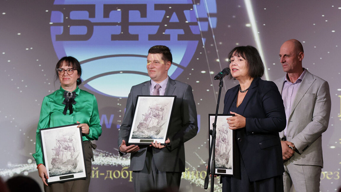 BNR-Generaldirektor Milen Mitew (zweiter von links) erhält den Medienpartnerschaftspreis des Bulgarischen Hotel- und Gaststättenverbands