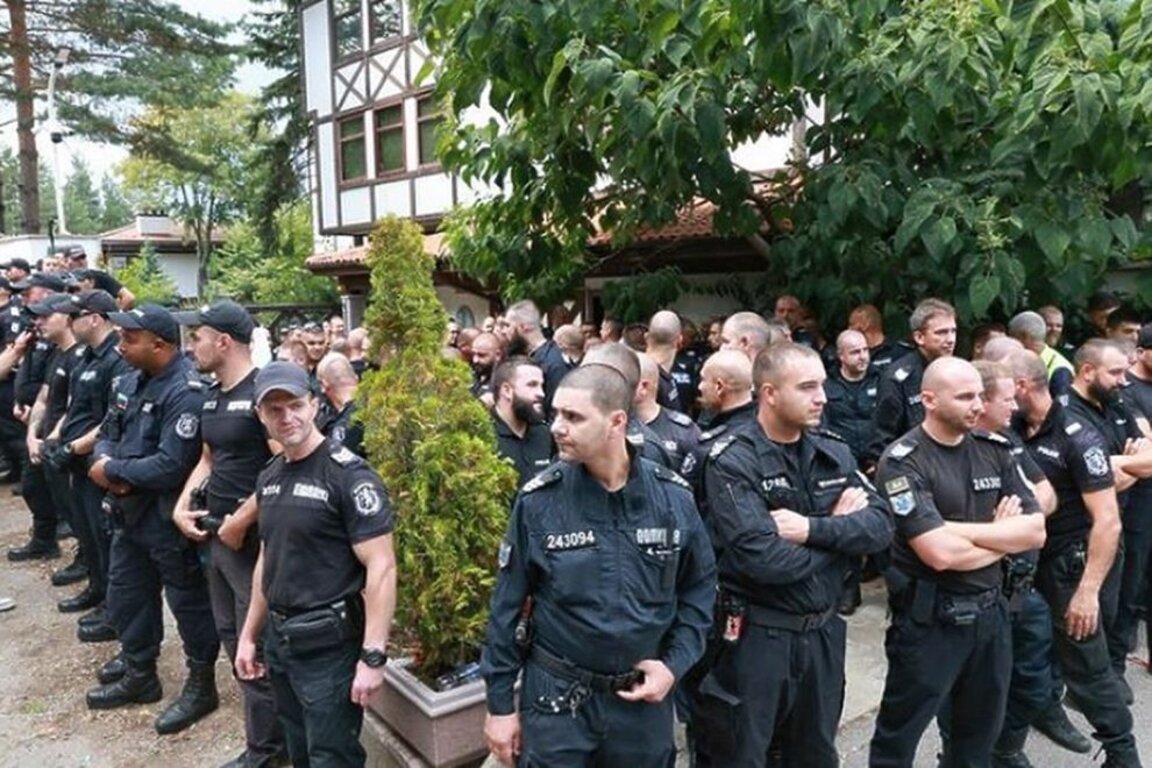 Полицейски обръч охранява празнуващи и протестиращи