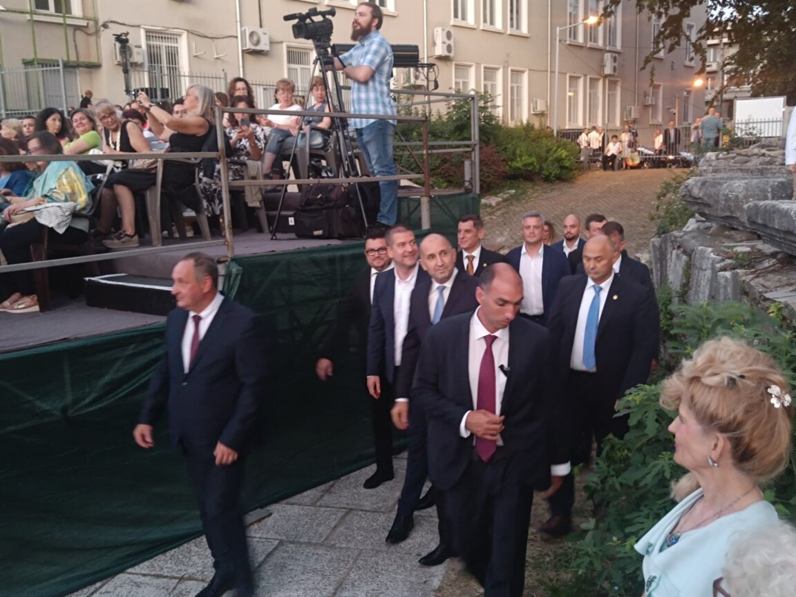 Румен Радев удостои с Почетния знак на президента Държавна опера Стара Загора