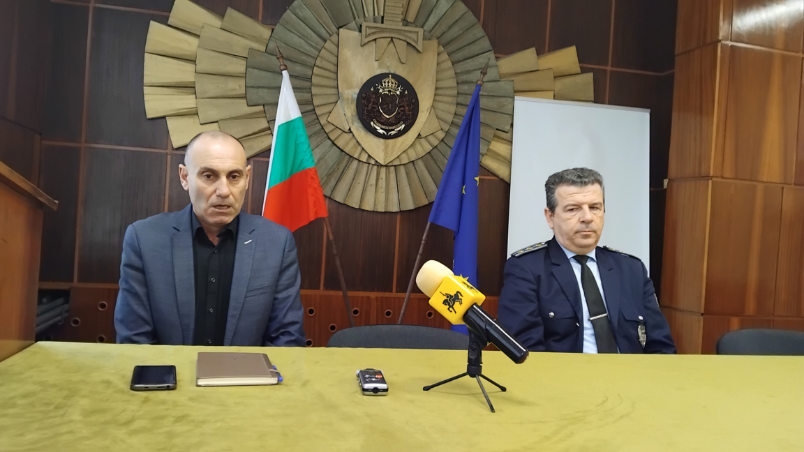 (От ляво надясно) Венцислав Алексов- регионален говорител на МВР в Перник и комисар Йордан Дундаков- началник на "Охранителна полиция" в ОДМВР- Перник.