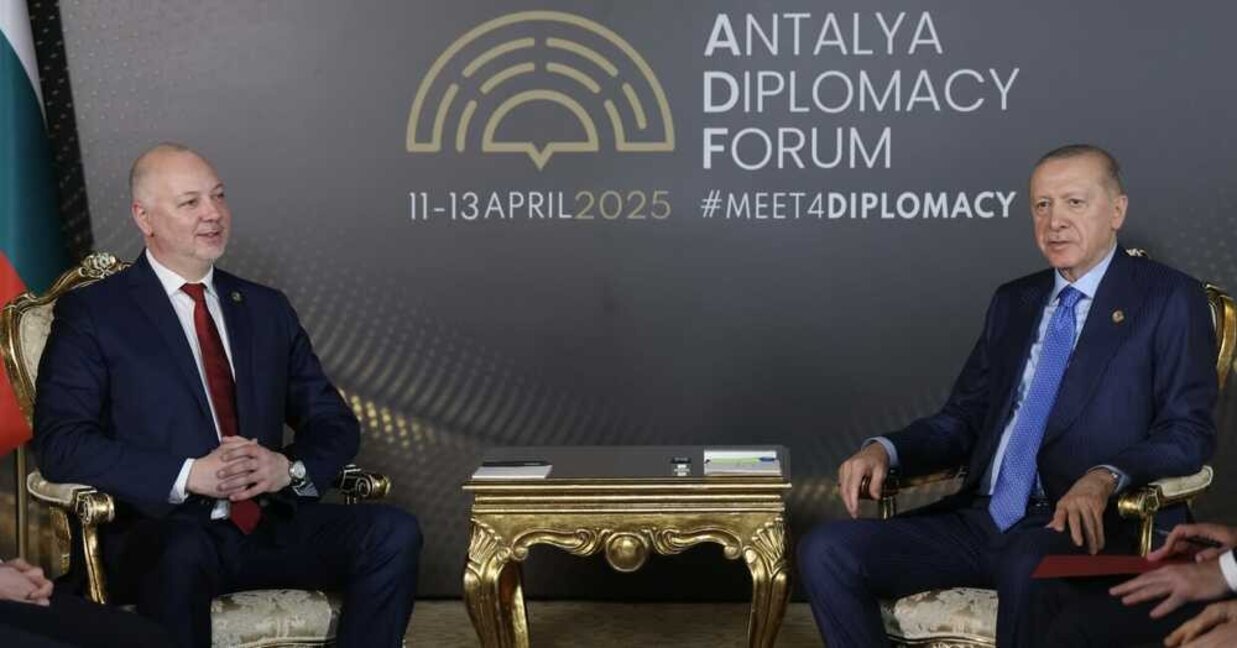 Bulgaria's Premier Zhelyazkov (L) and Turkiye's President Erdogan (R)