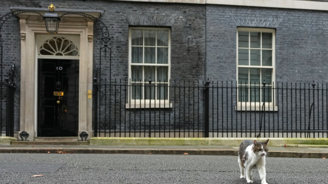 Резиденцията на британския премиер на "Даунинг стрийт" 10, където е седалището на правителството. На преден план вдясно е котаракът, официален ловец на мишки в сградата.